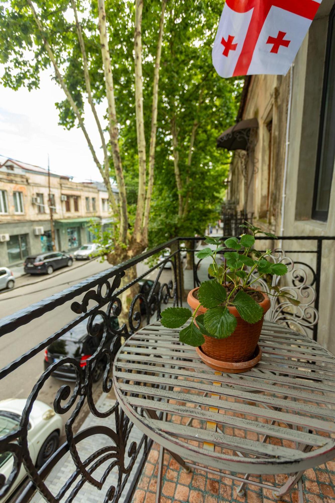 Апартаменты Mulberry Ბჟოლები Кутаиси Экстерьер фото